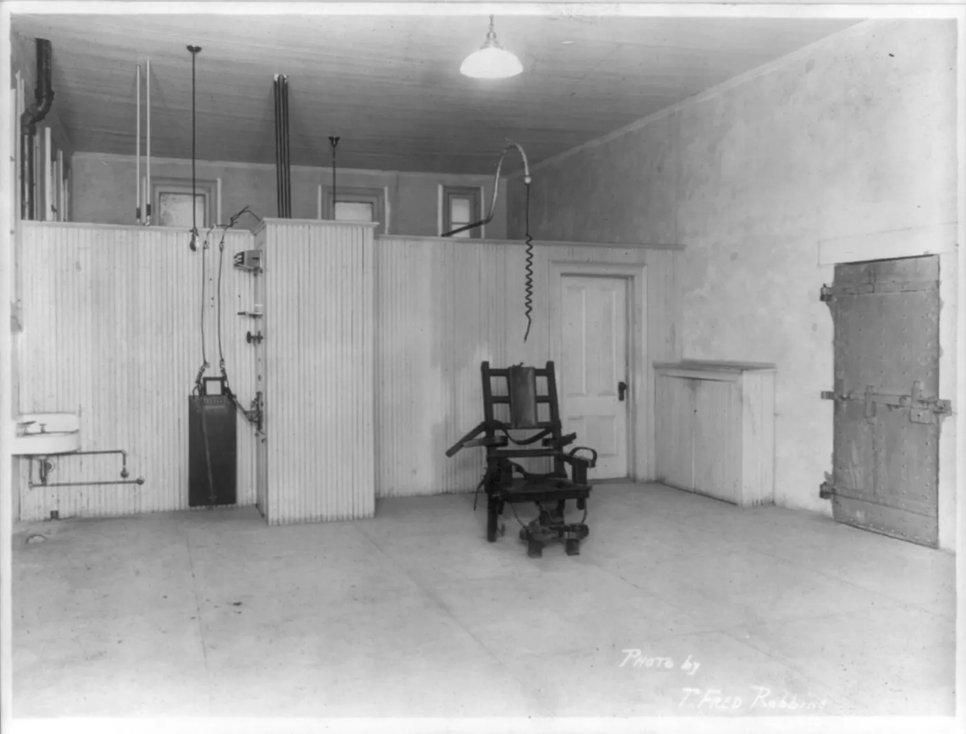 La nuova camera di elettrocuzione della prigione di Sing Sing, fotografata nel 1915